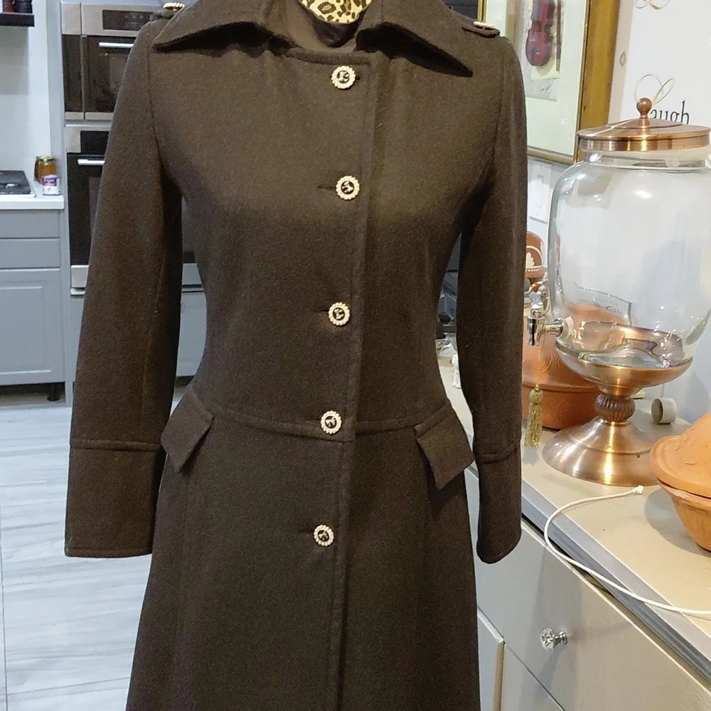 Elegant Black Long Coat with Button Details - Picture 7 of 13